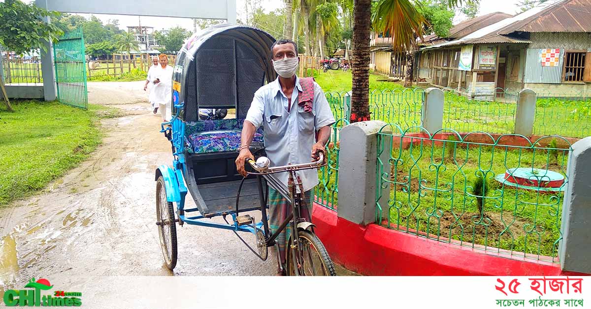 অগ্নিকান্ডে সর্বস্ব হারানো দিনমজুরকে রিক্সা উপহার দিলেন বাঘাইছড়ির ইউএনও