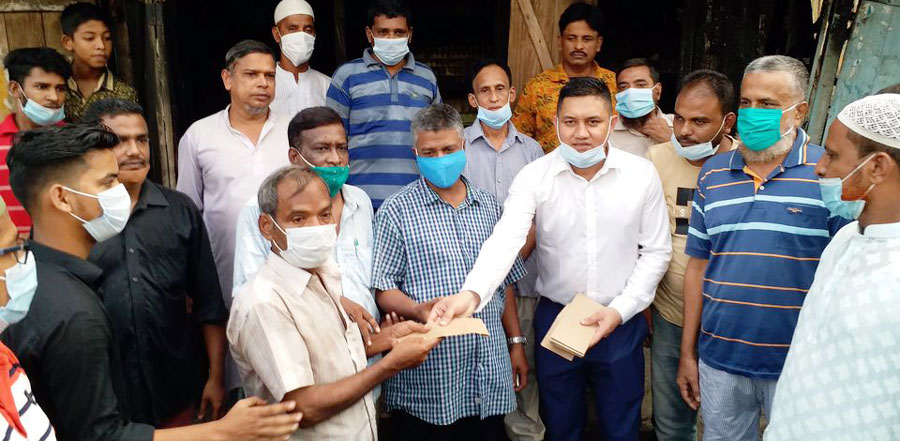 অগ্নিকান্ডে ক্ষতিগ্রস্থদের অর্থ সহায়তা দিলেন উপজেলা চেয়ারম্যান রোমান