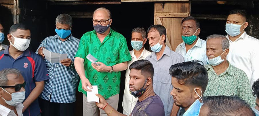 আগুনে ক্ষতিগ্রস্থ ব্যবসায়িদের আর্থিক অনুদান দিলেন এমপি দীপংকর তালুকদার
