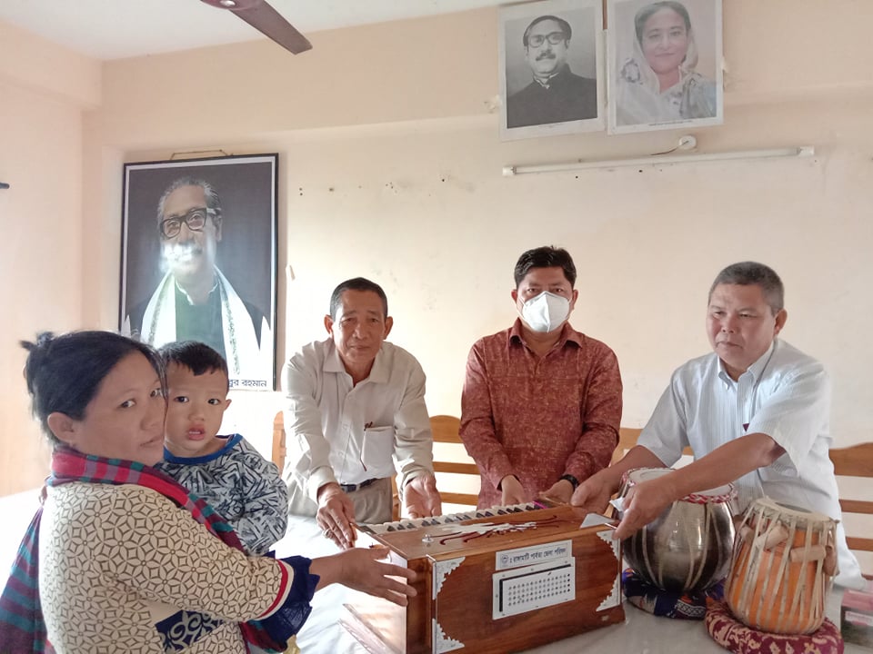 রাঙ্গামাটি জেলা পরিষদের ক্রীড়া সামগ্রী ও নগদ অর্থ বিতরণ