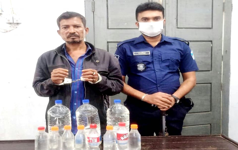চন্দ্রঘোনায় দেশীয় তৈরী চোলাই মদসহ আটক ১
