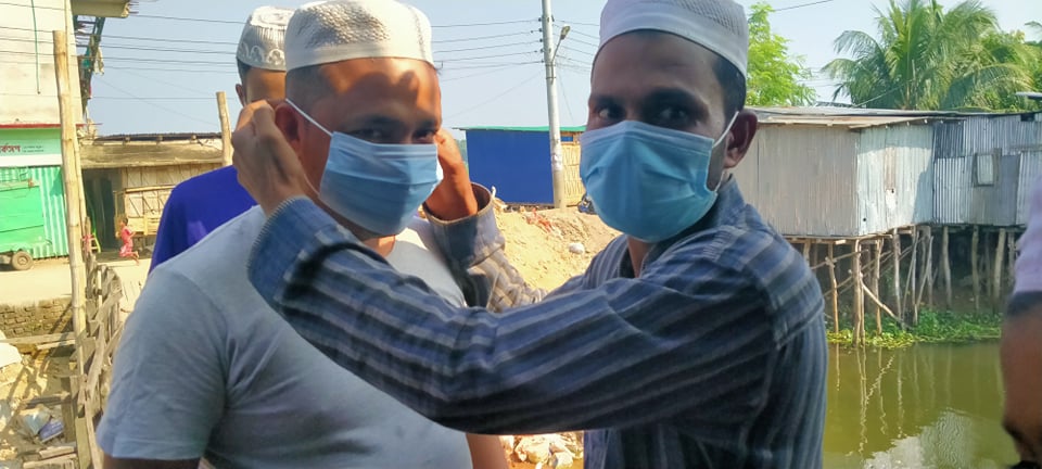 মুসল্লীদের মাস্ক বিতরন করলেন যুবলীগ নেতা জাবেদ