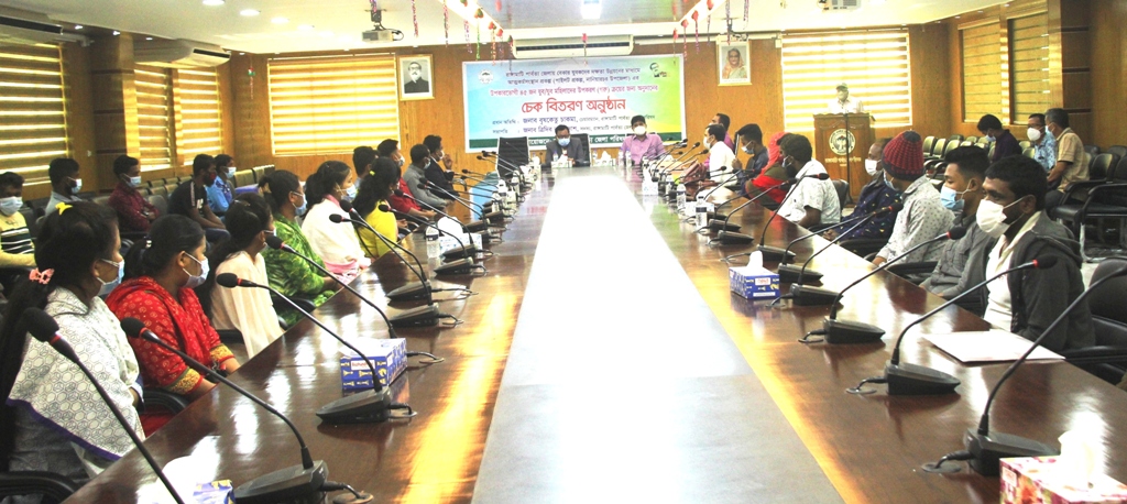  নানিয়ারচরে আত্মকর্মসংস্থানের চেক বিতরণ 