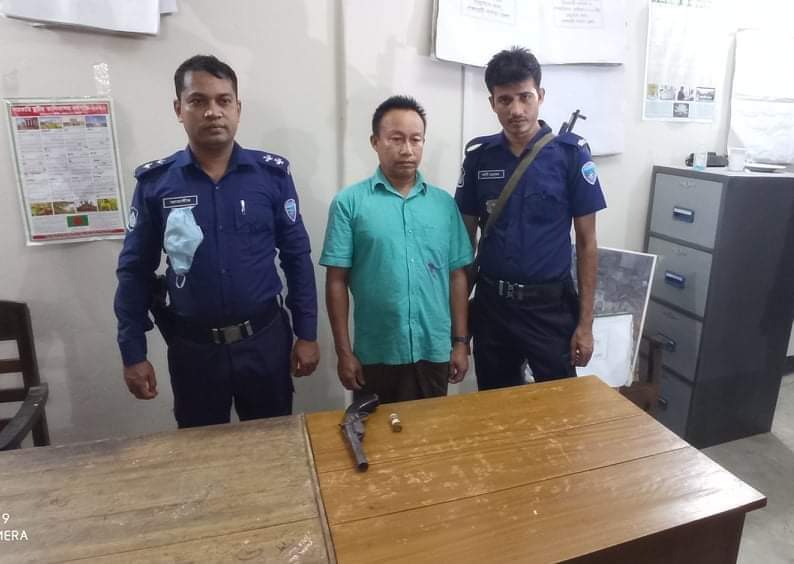  অস্ত্রসহ প্রধান শিক্ষক আটক 