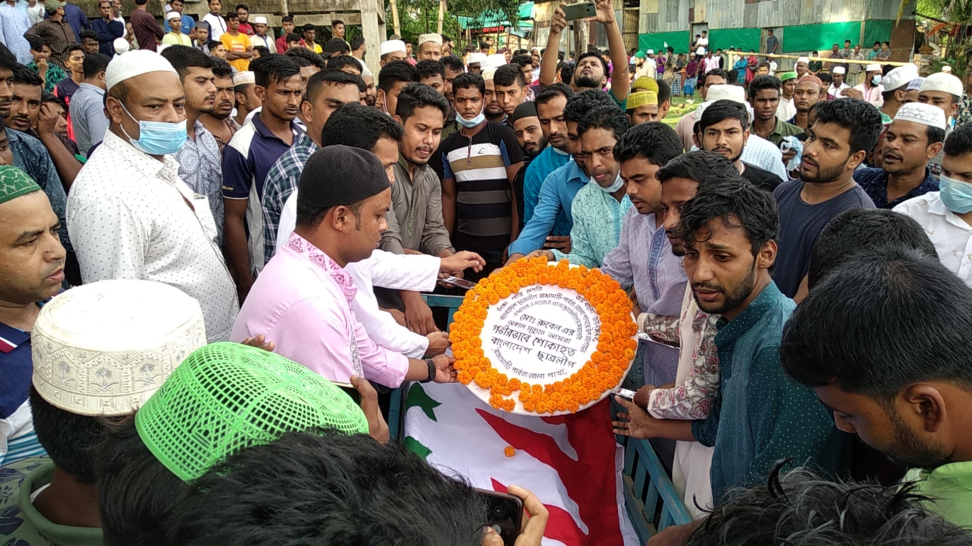 সড়ক দুর্ঘটনায় নিহত রুবেলের বাড়িতে শোকের মাতম