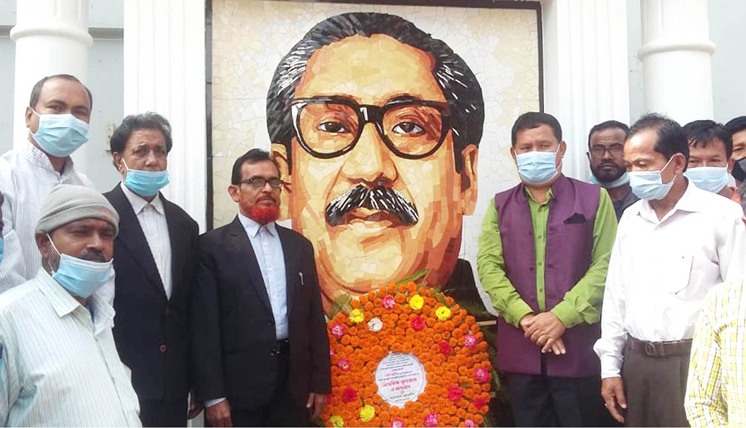 জাতির পিতার প্রতিকৃতিতে কৃষকলীগের পুস্পস্তবক অর্পন