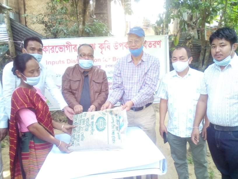 রাজস্থলীতে  প্রান্তিক চাষীদের মাঝে ধান  সবজি বীজ বিতরন