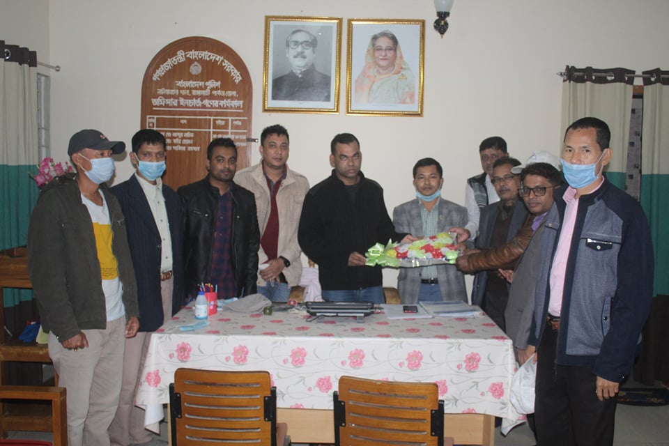 ইলিপন চাকমাকে ফুল দিয়ে শুভেচ্ছা জানালেন ওসি সাব্বির