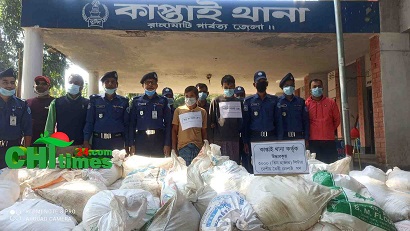 নদীপথে পাচারের সময় মদ বোঝাই বোটসহ গ্রেপ্তার ২