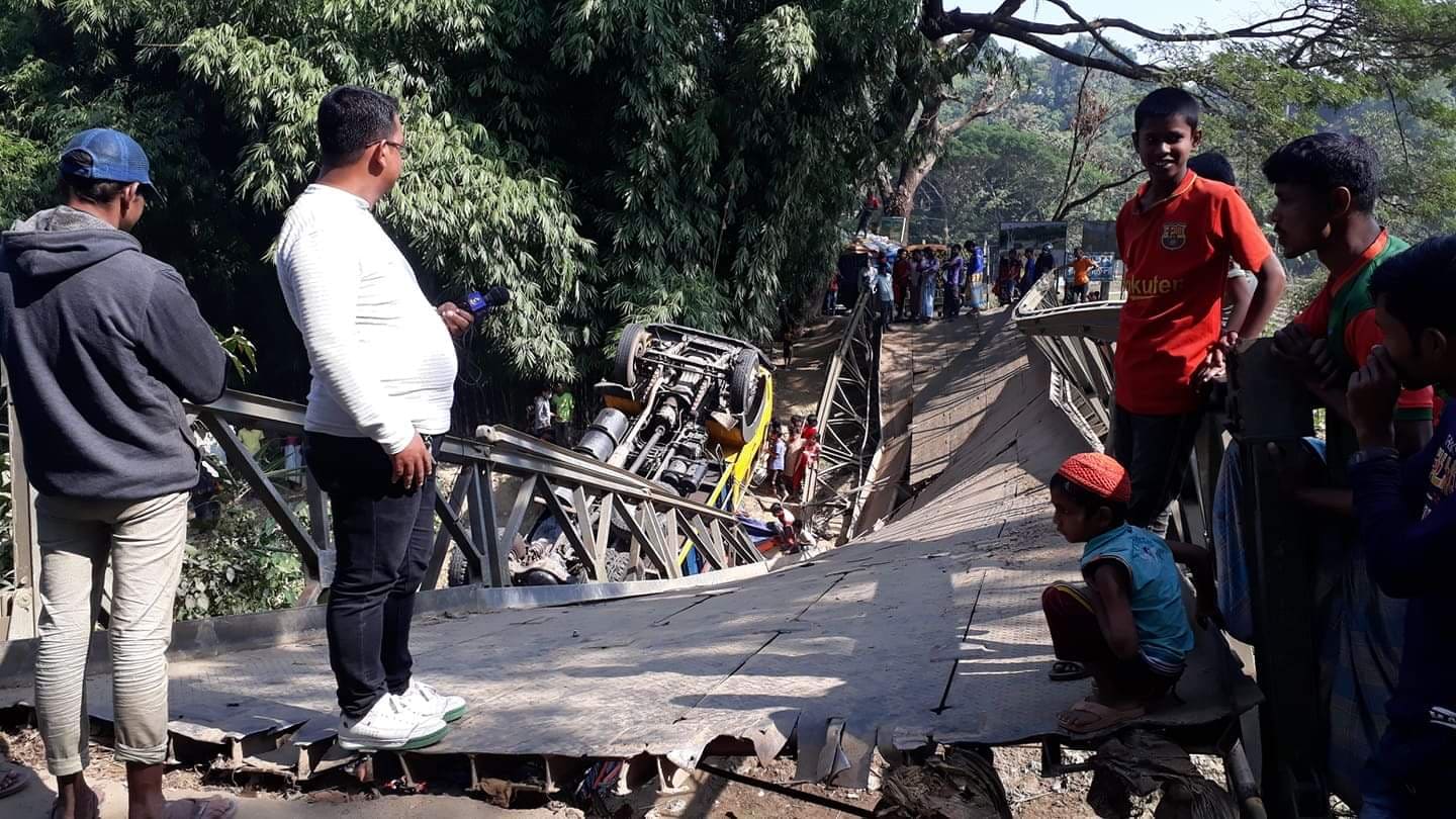 বেলি সেতু ভেঙ্গে সড়ক যোগাযোগ বিচ্ছিন্ন: লাখও মানুষ দূর্ভোগে