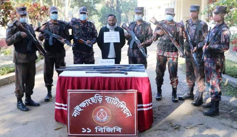 দূর্নীতি প্রতিরোধ কমিটির সভাপতি অস্ত্রসহ গ্রেফতার
