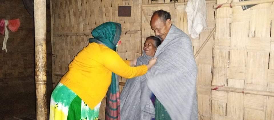 মধ্যরাতে শীতবস্ত্র নিয়ে অসহায়দের দুয়ারে  ইউএনও মুনতাসির 