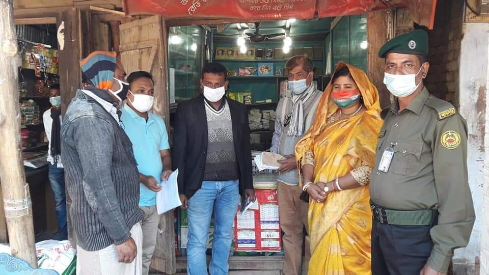 প্রকাশ্যে ধূমপান ও মাস্ক না পড়ায় কাউখালীতে ১০ জনকে জরিমানা