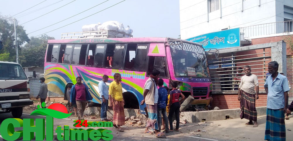 অল্পের জন্য বেঁচে গেলো বাসভর্তি ৩৫ যাত্রী