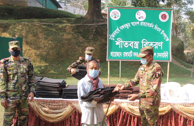 অসহায়দের ত্রান সামগ্রী ও শীতবস্ত্র বিতরন করেছে রাঙামাটি সদর জোন