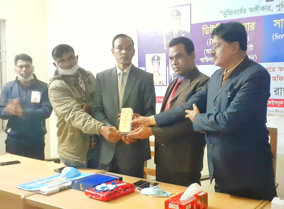 নানিয়ারচর থানায় বিদায়ী ও নবাগত পুলিশ কর্মকর্তাদের সংবর্ধনা