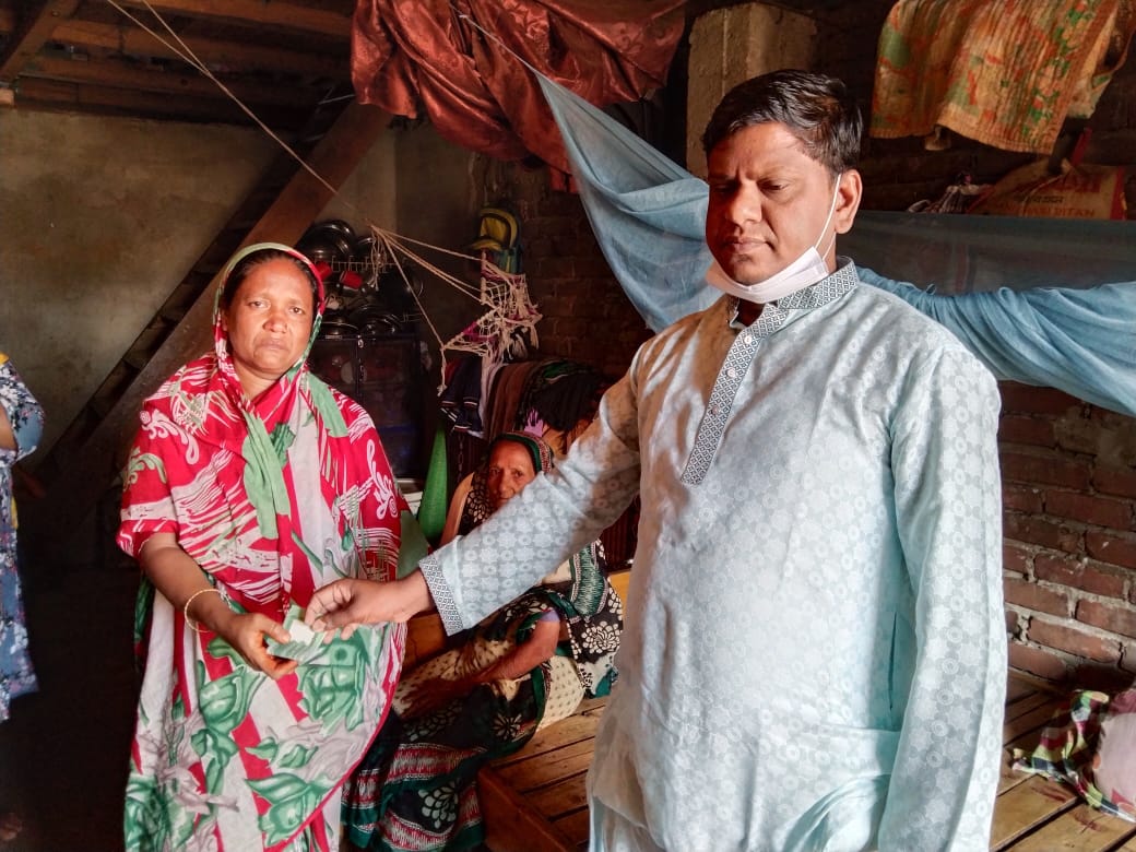 ইয়াবাসহ আটক যুবকের পরিবারের ভরনপোষনের দায়িত্ব নিলেন কাউন্সিলর হেলাল