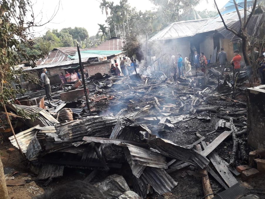 আসামবস্তীতে একটি দোকান ও দুইটি বসতবাড়ি আগুনে পুড়ে ছাই!