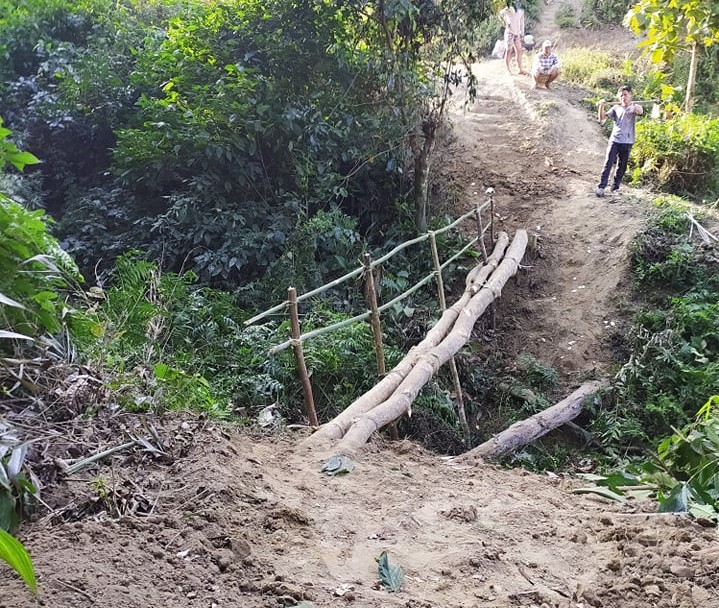 কালভার্টের অভাবে জীবনের ঝুকি নিয়ে হাজারো শিক্ষার্থীর যাতায়াত