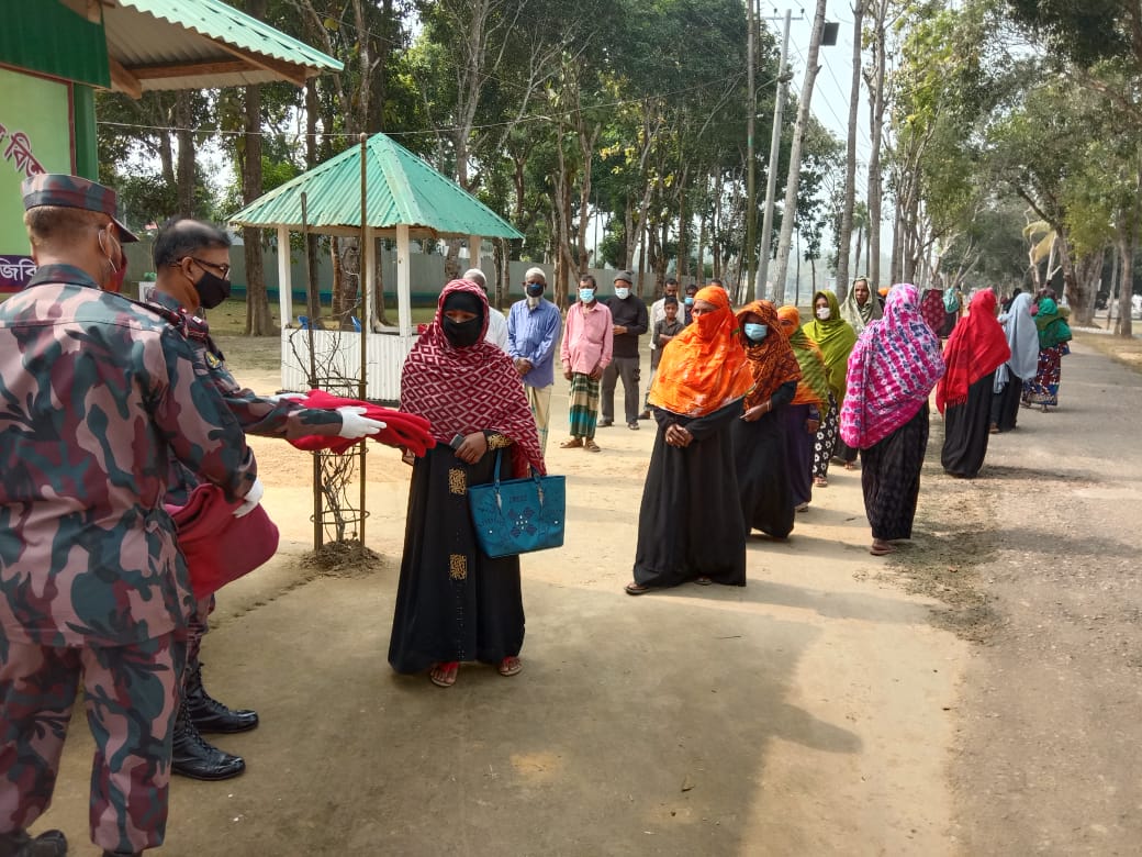 বাঘাইছড়িতে অসহায় ও দুঃস্থ পরিবারের মাঝে বিজিবির কম্বল বিতরন