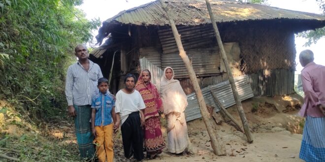 তিন সন্তান প্রতিবন্ধি স্ত্রী পাগল অসুস্থ মাকে নিয়ে মানবেতর জীবন কাটছে উত্তম দাশ মনুর