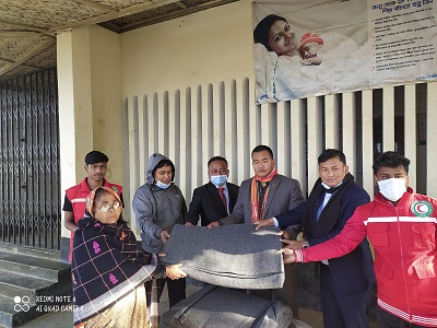  বিলাইছড়িতে দরিদ্র শীতার্তদের মাঝে কম্বল বিতরণ