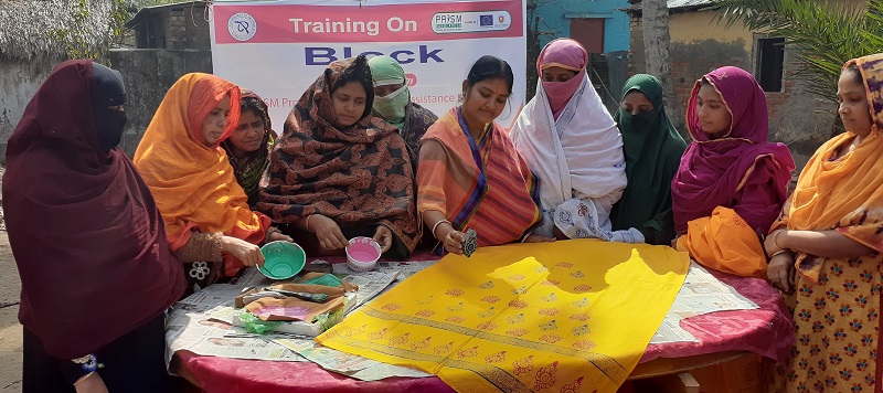 ৩০ নারীকে বিনামূল্যে পুতুল তৈরী ও ব্লক প্রশিক্ষণ