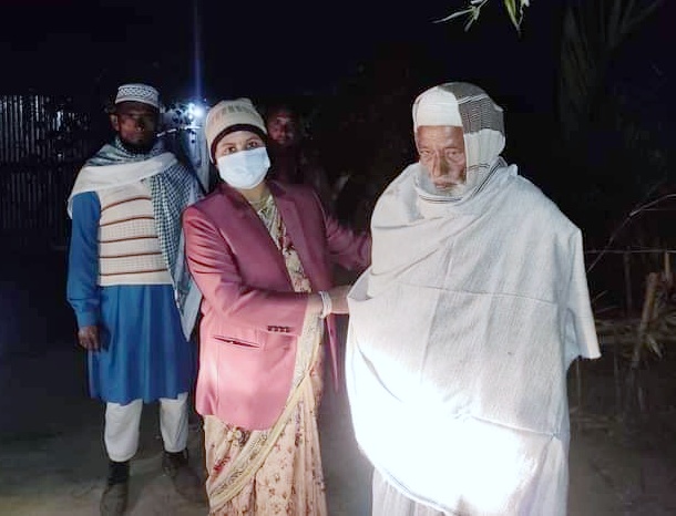 হাঁড় কাপানো শীতে অসহায় মানুষদের দুয়ারে কাউখালীর ইউএনও