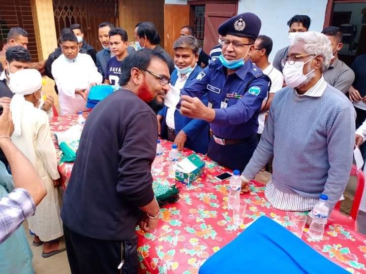 কাউখালীতে করোনার প্রকোপ ঠেকাতে মাস্ক বিতরণ 