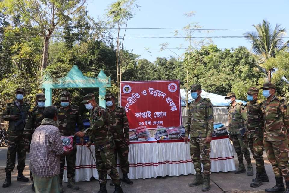 সেনাবাহিনীর উদ্যোগে রাজস্থলীতে শীতার্তের  মাঝে কম্বল বিতরন