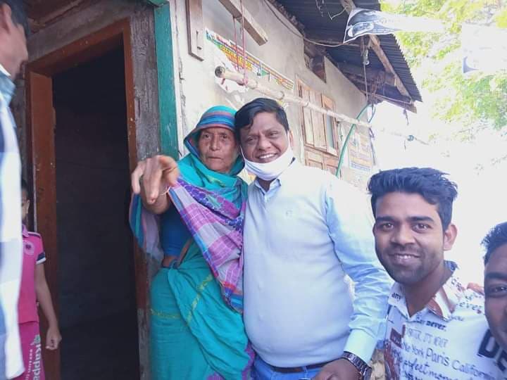 ভোটারদের দুয়ারে দুয়ারে হেলাল