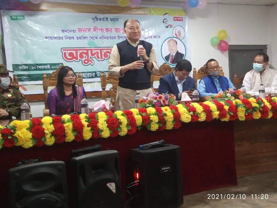 নানিয়ারচরে হতদরিদ্রদের মাঝে নগদ অর্থ বিতরণ করলেন দীপংকর
