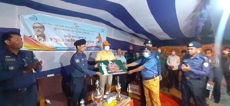 উপজেলার শ্রেষ্ঠ চৌকিদার কে সম্মাননা দিলো নানিয়ারচর থানা