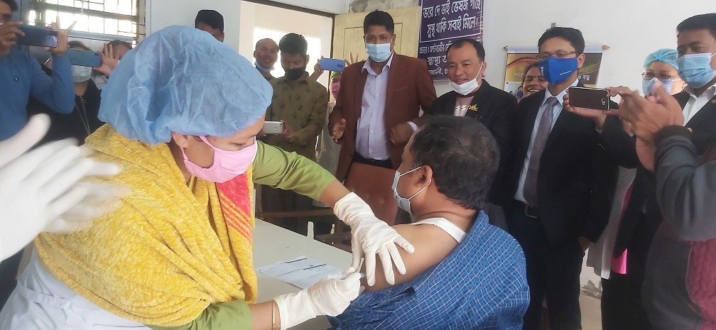টিকা গ্রহন করলেন স্বাস্থ্য কর্মকর্তা ডাঃ ওয়াহিদুজ্জামান মুরাদ 