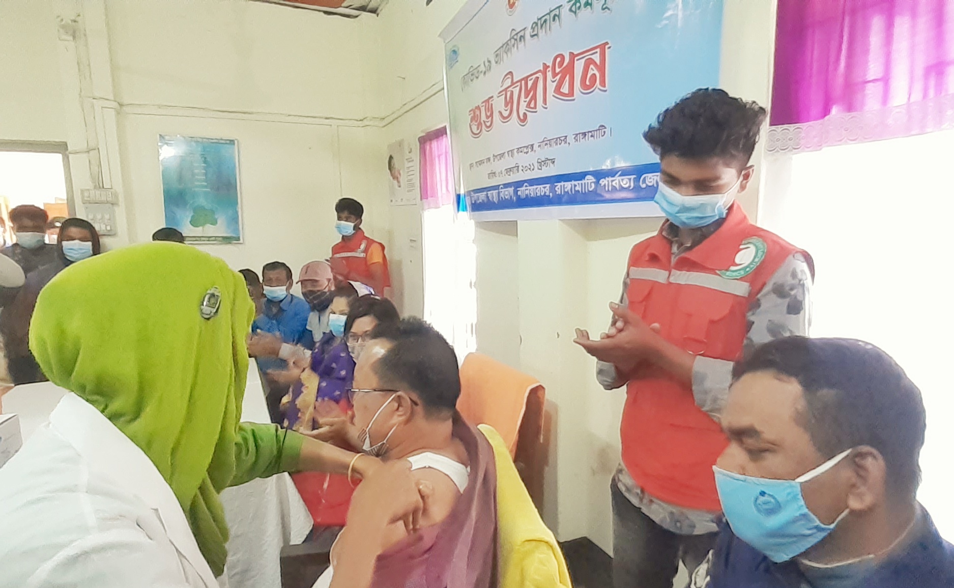 নানিয়ারচরে প্রথম টিকা নিলেন চেয়ারম্যান প্রগতি চাকমা