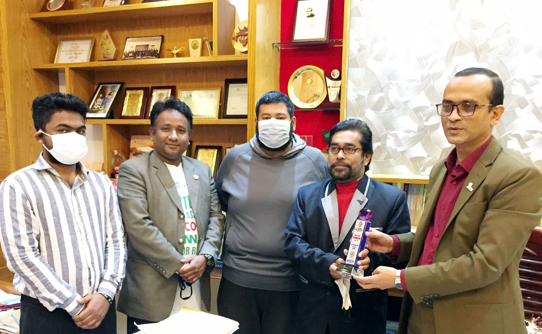 নদী পরিব্রাজকদল রাঙামাটি’র উদ্যোগে জেলা প্রশাসককে বিশেষ সম্মাননা ক্রেষ্ট প্রদান