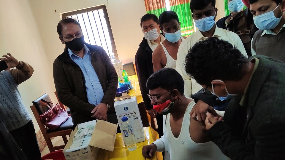 বাঘাইছড়িতে প্রথম করোনার টিকা নিলেন উপজেলা নির্বাহী কর্মকর্তা শরিফুল