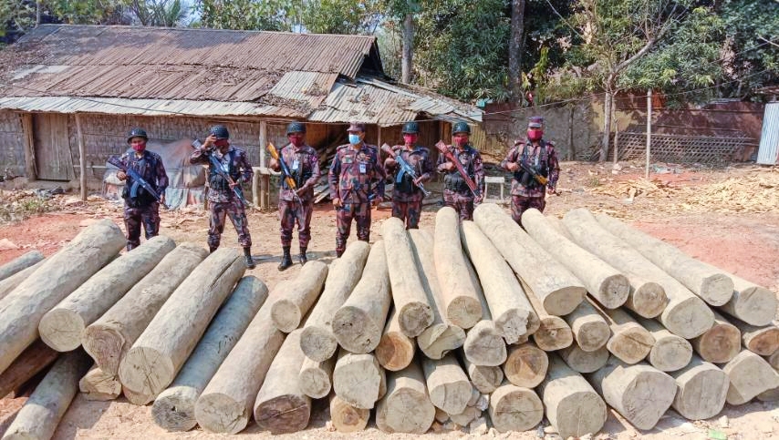 বাঘাইছড়িতে বিজিবির অভিযানে বিপুল পরিমাণ চোরাই কাঠ আটক