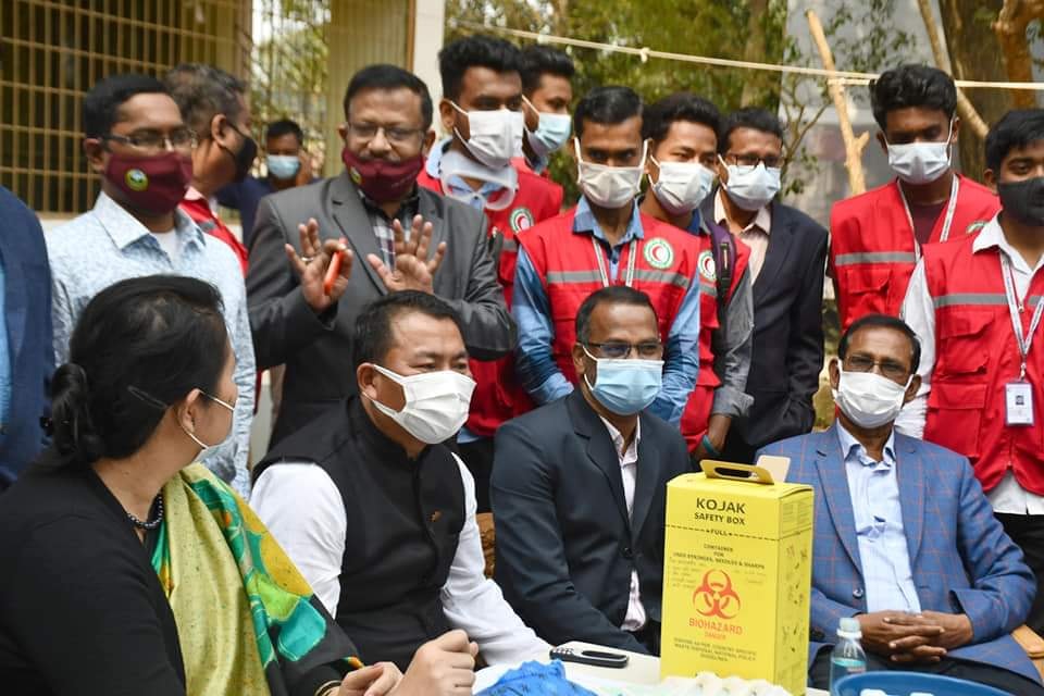 খাগড়াছড়ি জেলা প্রশাসক নিলেন প্রথম করোনার টিকা