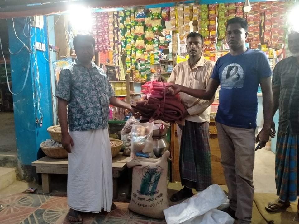 আমতলীতে আগুনে নিঃস্ব পরিবারটির পাশে  চেয়ারম্যান রাসেল