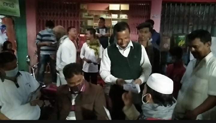 উট পাখির প্রতীকে ভোট চেয়ে ভোটারদের  দুয়ারে দুয়ারে  রবি