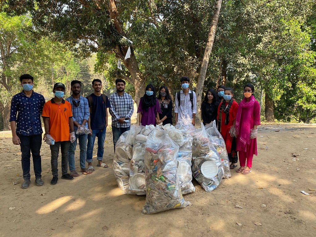 জন্মশতবার্ষিকী ও শিশু দিবস উপলক্ষে রাঙামাটি স্টুডেন্টস ফোরামের পরিচ্ছন্নতা অভিযান