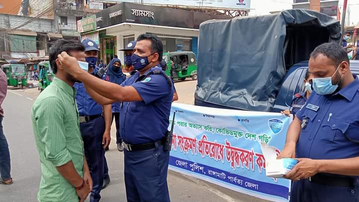 করোনা সংক্রমন প্রতিরোধে রাঙামাটিতে পুলিশের উদ্ধুদ্ধকরণ কর্মসূচি