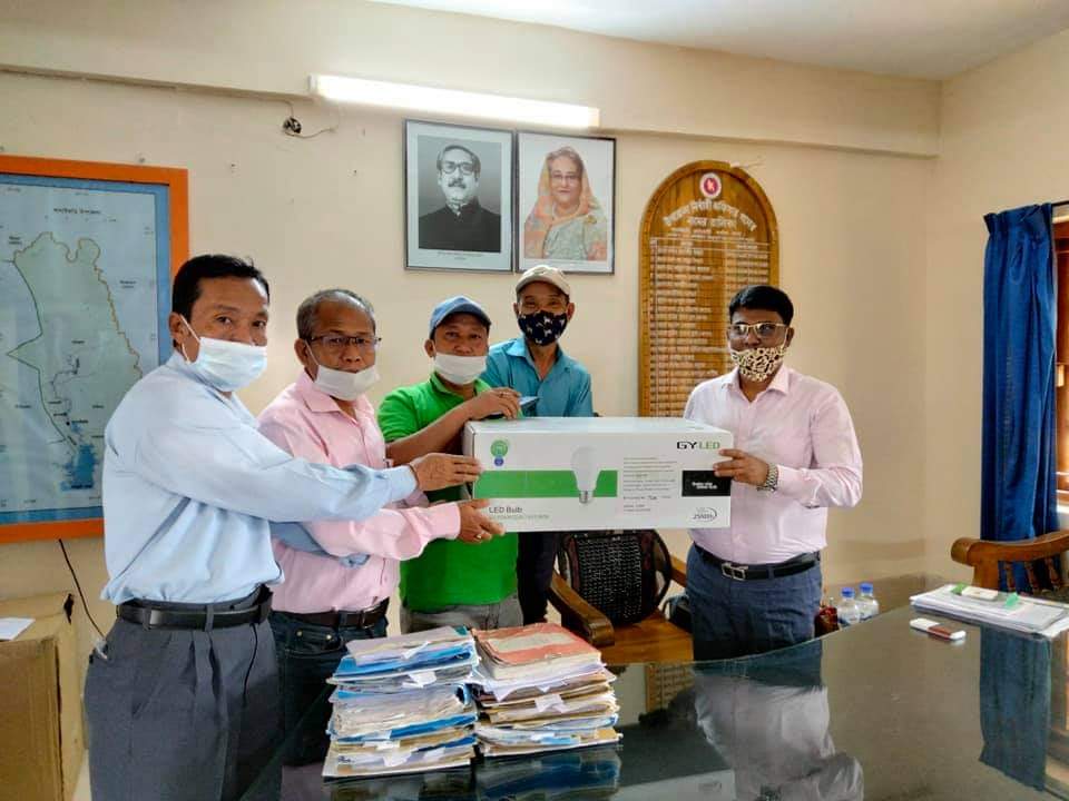 স্বাধীনতা দিবসে আলোকসজ্জায় কার্যালয় সাজাতে বাঘাইছড়িতে লাইট বিতরন