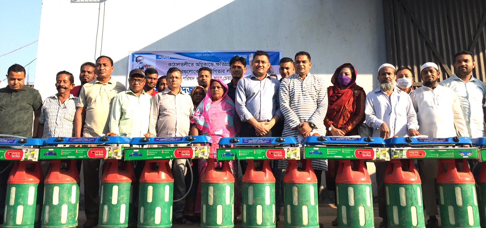 অগ্নিকান্ডে ক্ষতিগ্রস্ত পরিবারের পাশে রোমান