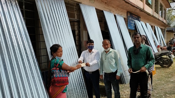 বাঘাইছড়িতে দুঃস্থ পরিবারের জীবনমান উন্নয়নে ঢেউটিন ও নগদ অর্থ বিতরণ