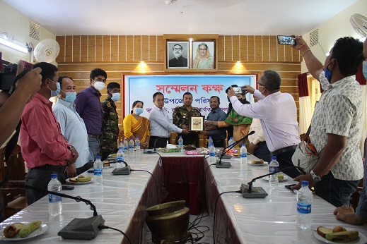 মেজর নাজমুল হাসানকে ফুলের শুভেচ্ছা জানিয়ে জুরাছড়ি প্রশাসনের বিদায়