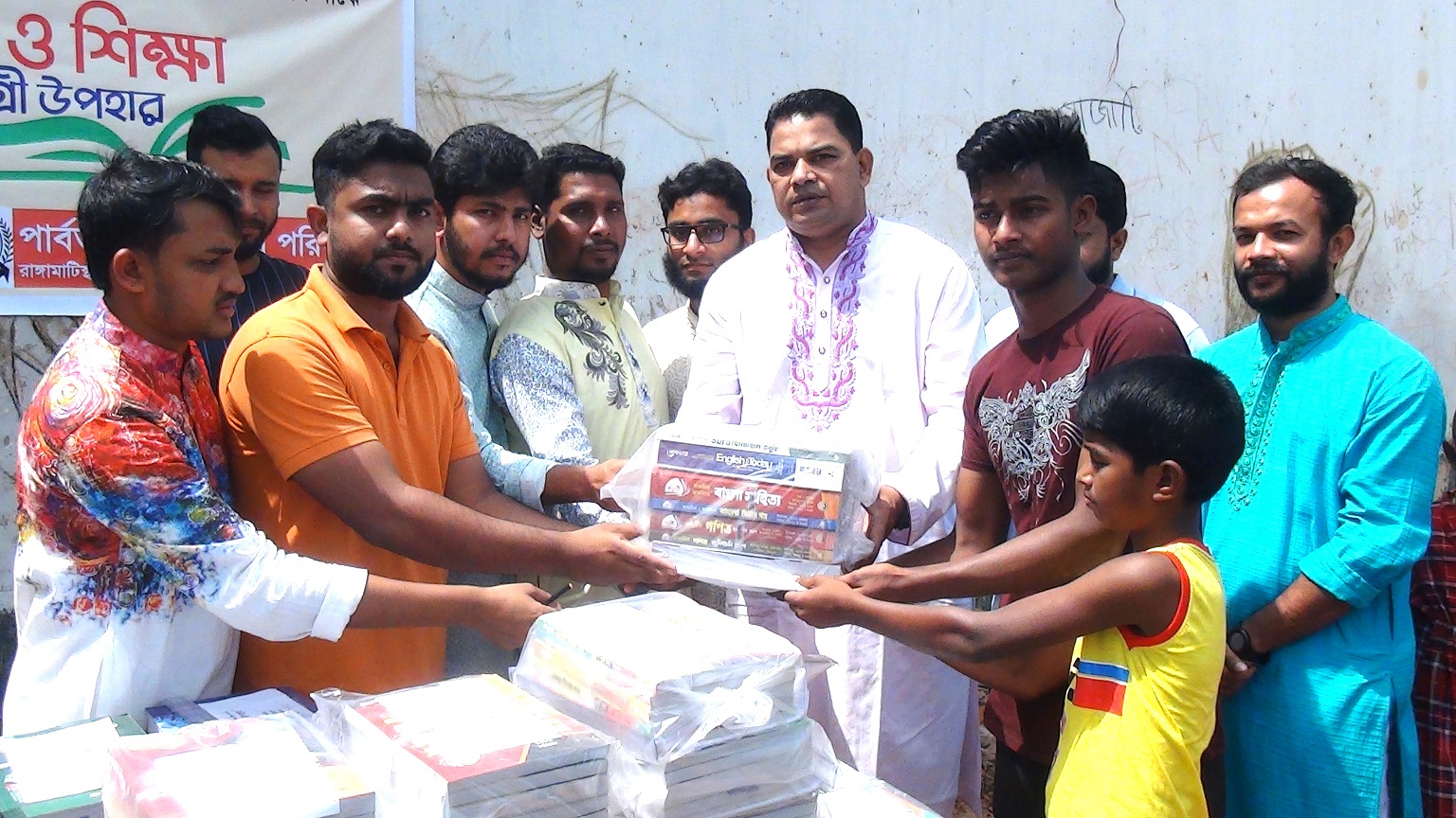অগ্নিকান্ডে ক্ষতিগ্রস্ত শিক্ষার্থীদের মাঝে ছাত্র পরিষদের বই ও শিক্ষা সামগ্রী উপহার 