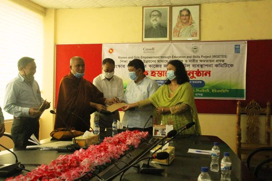 সংস্কার ও মেরামত কাজের জন্য আটটি হোষ্টেল ব্যবস্থাপনা কমিটিকে চেক হস্তান্তর