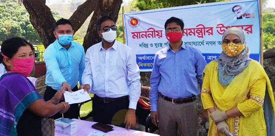 হত দরিদ্রদের মাঝে প্রধানমন্ত্রীর উপহার